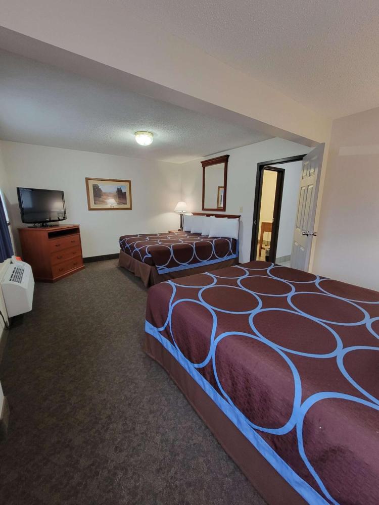 Queen Room with Three Queen Beds - Non-Smoking interior